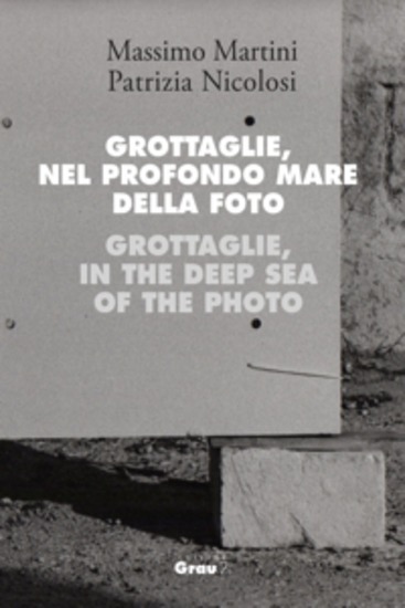 Grottaglie nel profondo mare della foto - cover